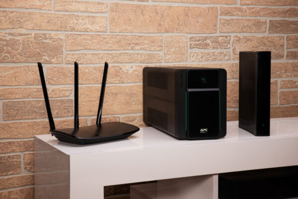 APC Back-UPS 1200VA - UPS - CA 120 V - 650 vatios - 1200 VA - 1 fase - 9 Ah - conectores de salida: 6 - negro - Imagen 4