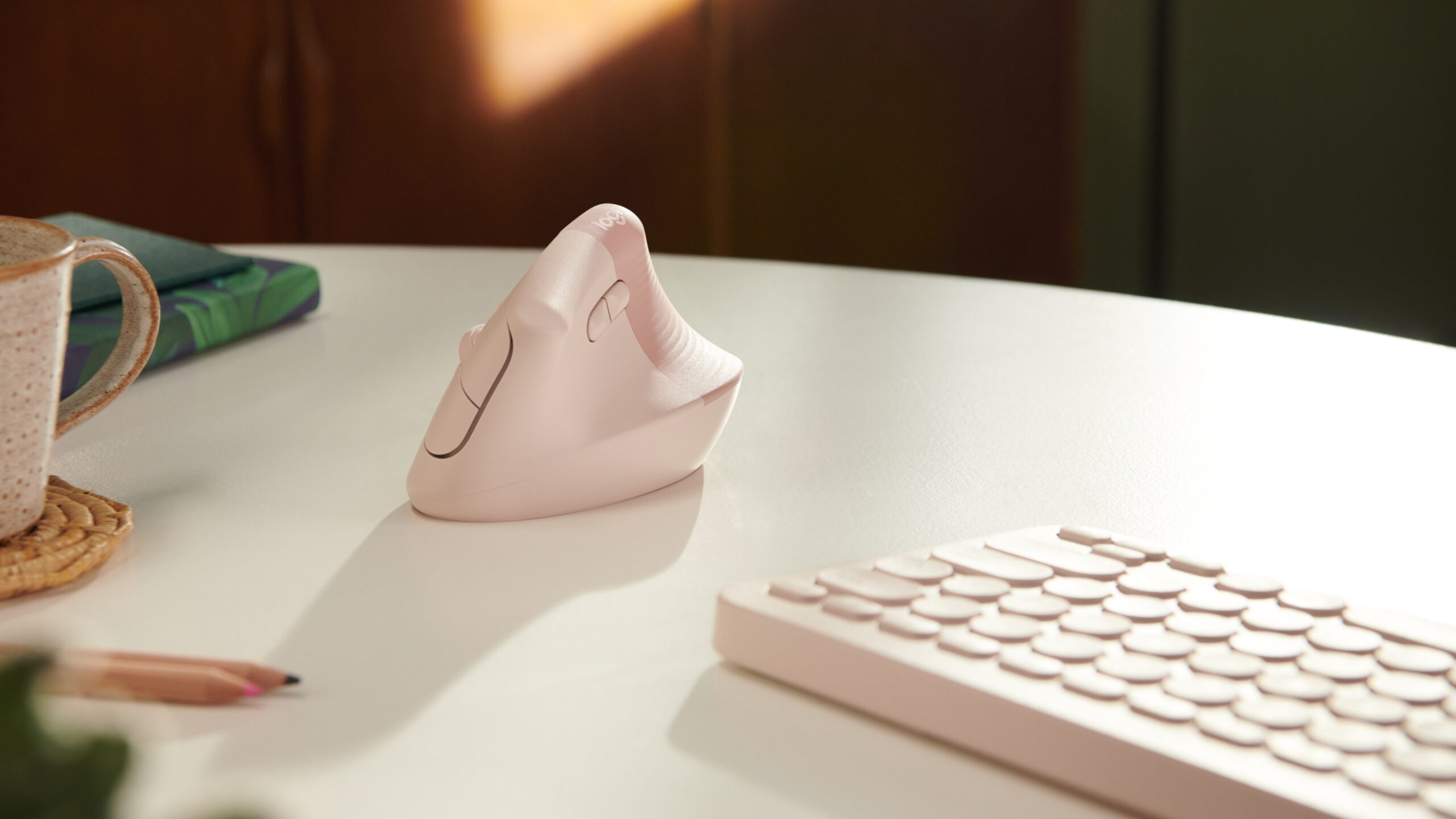 Logitech Lift Vertical Ergonomic Mouse - Ratón vertical - ergonómico - 6 botones - inalámbrico - 2.4 GHz, Bluetooth - receptor de USB Logitech Logi Bolt - rosa