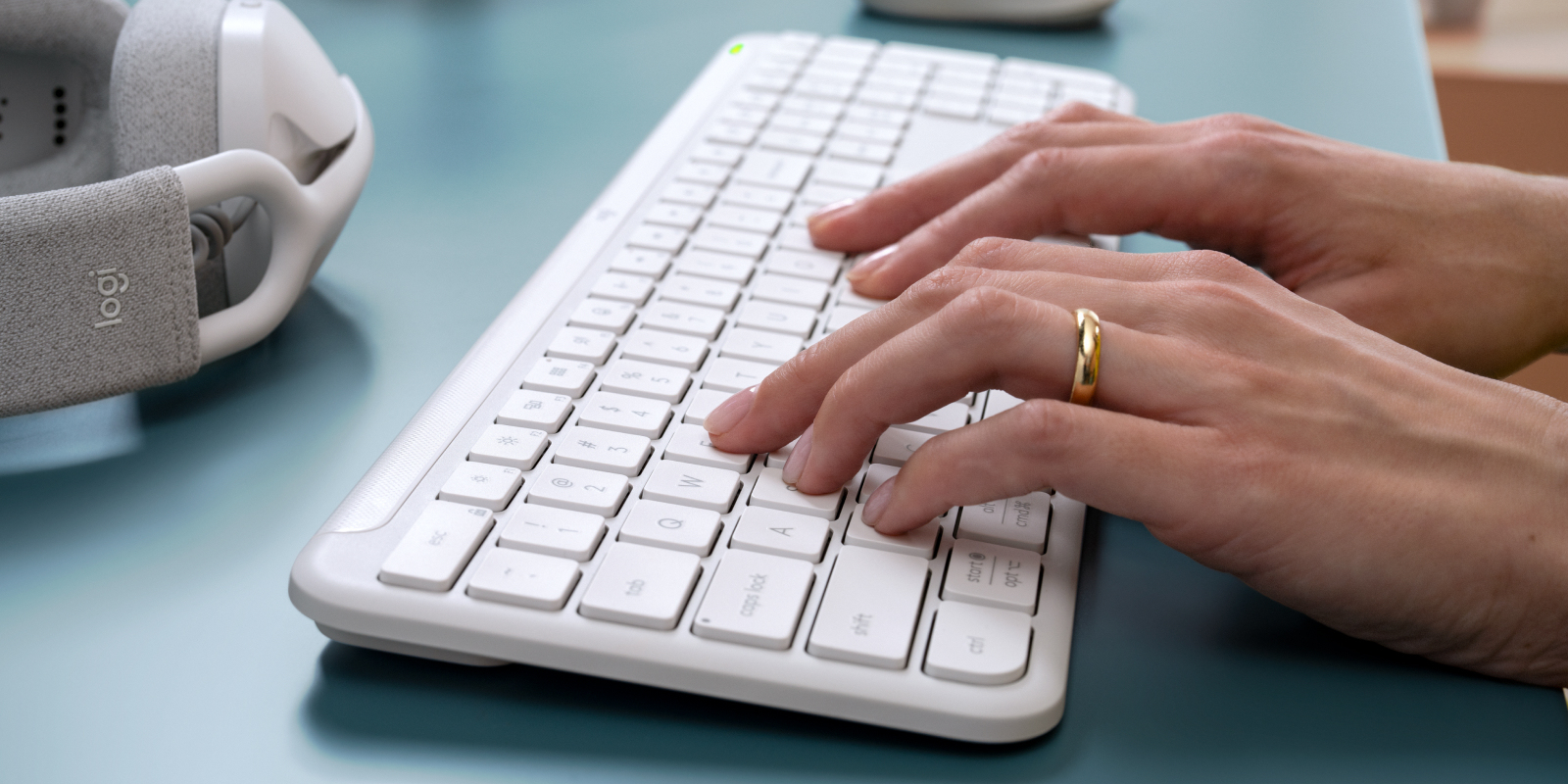 Logitech Signature Slim K950 - Keyboard - Spanish - Off white