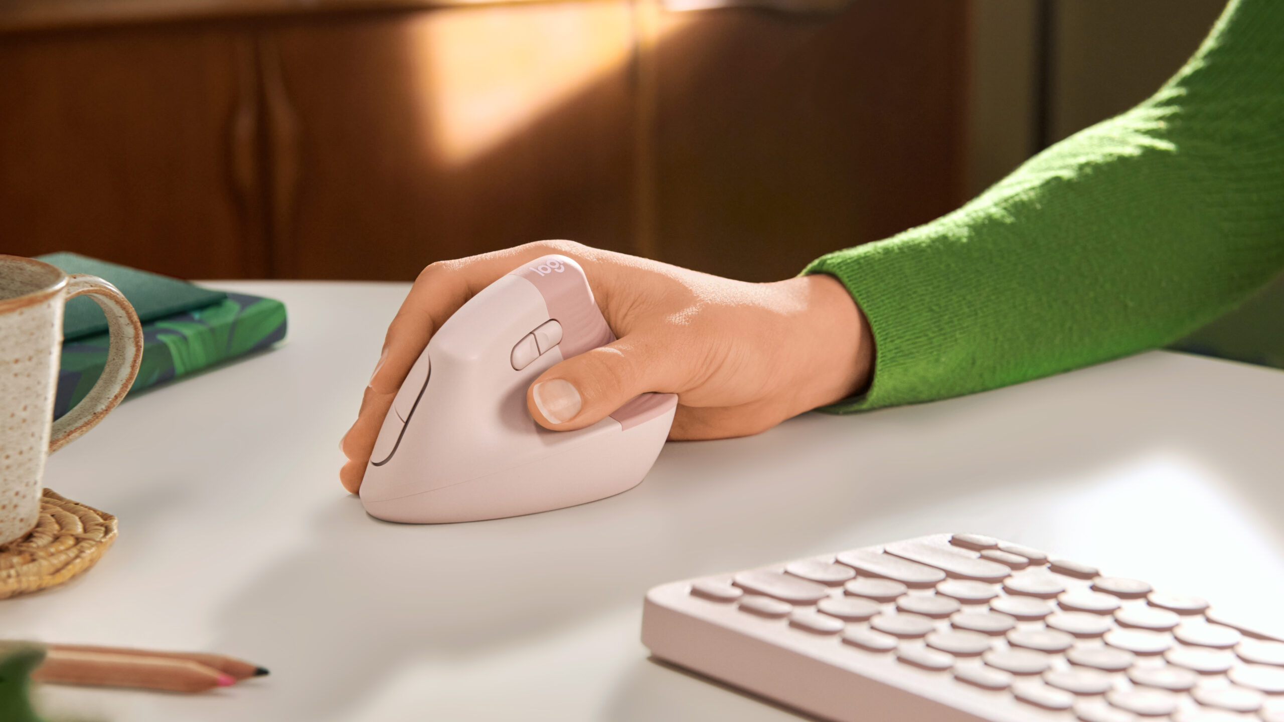 Logitech Lift Vertical Ergonomic Mouse - Ratón vertical - ergonómico - 6 botones - inalámbrico - 2.4 GHz, Bluetooth - receptor de USB Logitech Logi Bolt - rosa