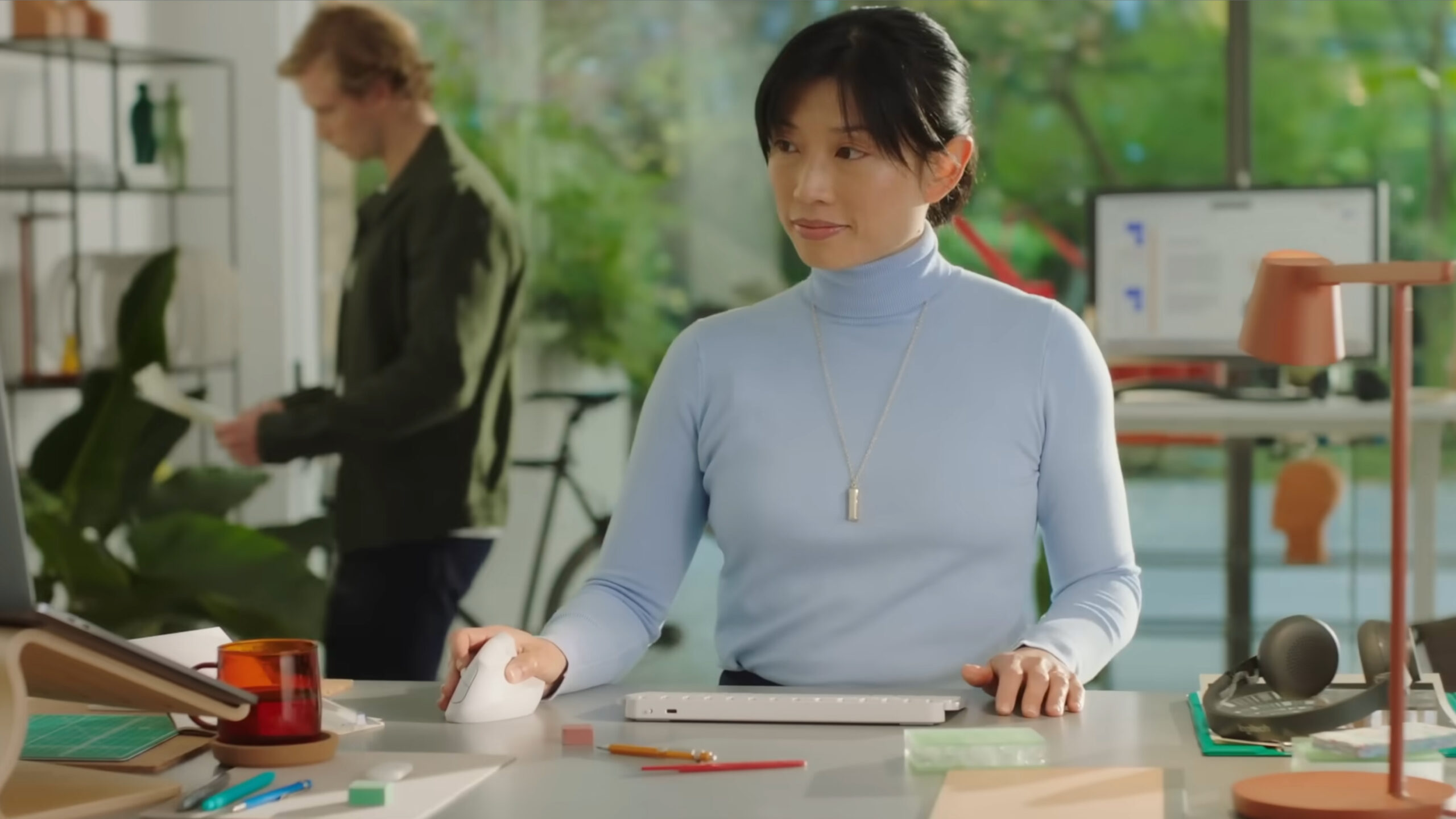 Logitech Lift Vertical Ergonomic Mouse - Ratón vertical - ergonómico - 6 botones - inalámbrico - 2.4 GHz, Bluetooth - receptor de USB Logitech Logi Bolt - rosa